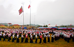 Trang phục dân tộc, cồng chiêng, các trò chơi dân gian của dân tộc được lưu giữ tốt 

thông qua việc tổ chức lễ hội Khai hạ Mường Bi hàng năm. 

 


